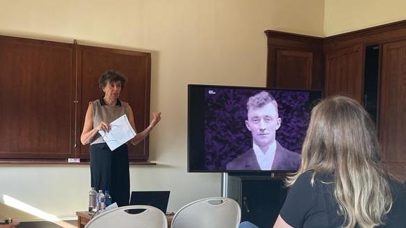 Esther Dischereit presenting in front of audience